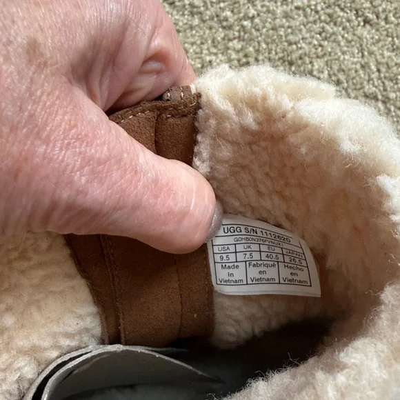 New in box Ugg size 9.5 “Elings” boots - Picture 7 of 9